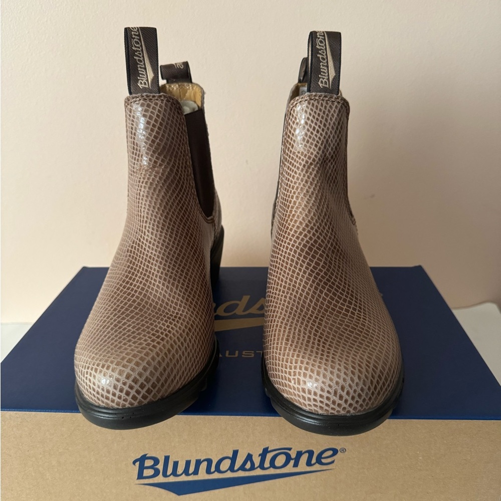 BLUNDSTONE Chelsea Lizard Embossed Leather Heeled Boot. 2165. Size: 6.5, 7, 8 - Picture 4 of 16
